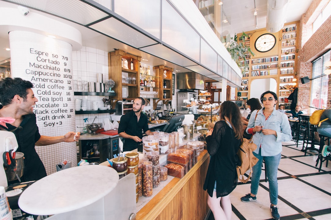 cara membangun brand coffee shop yang mudah diingat pelanggan