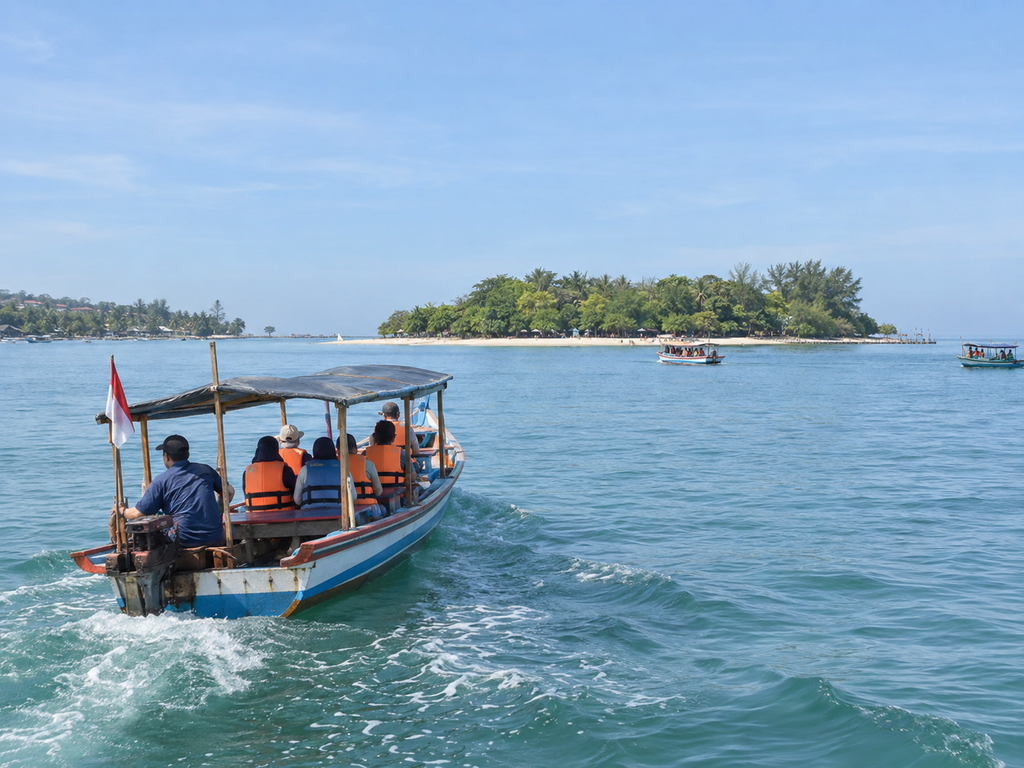 Perahu wisata dari Pantai Bandengan menuju Pulau Panjang Jepara