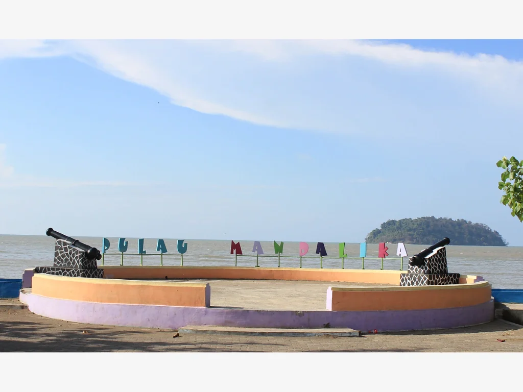 Pulau Mandalika dan Lanskap di Hadapan Benteng